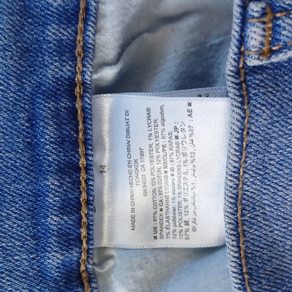 Old Navy distressed Jean shorts - Picture 3 of 5